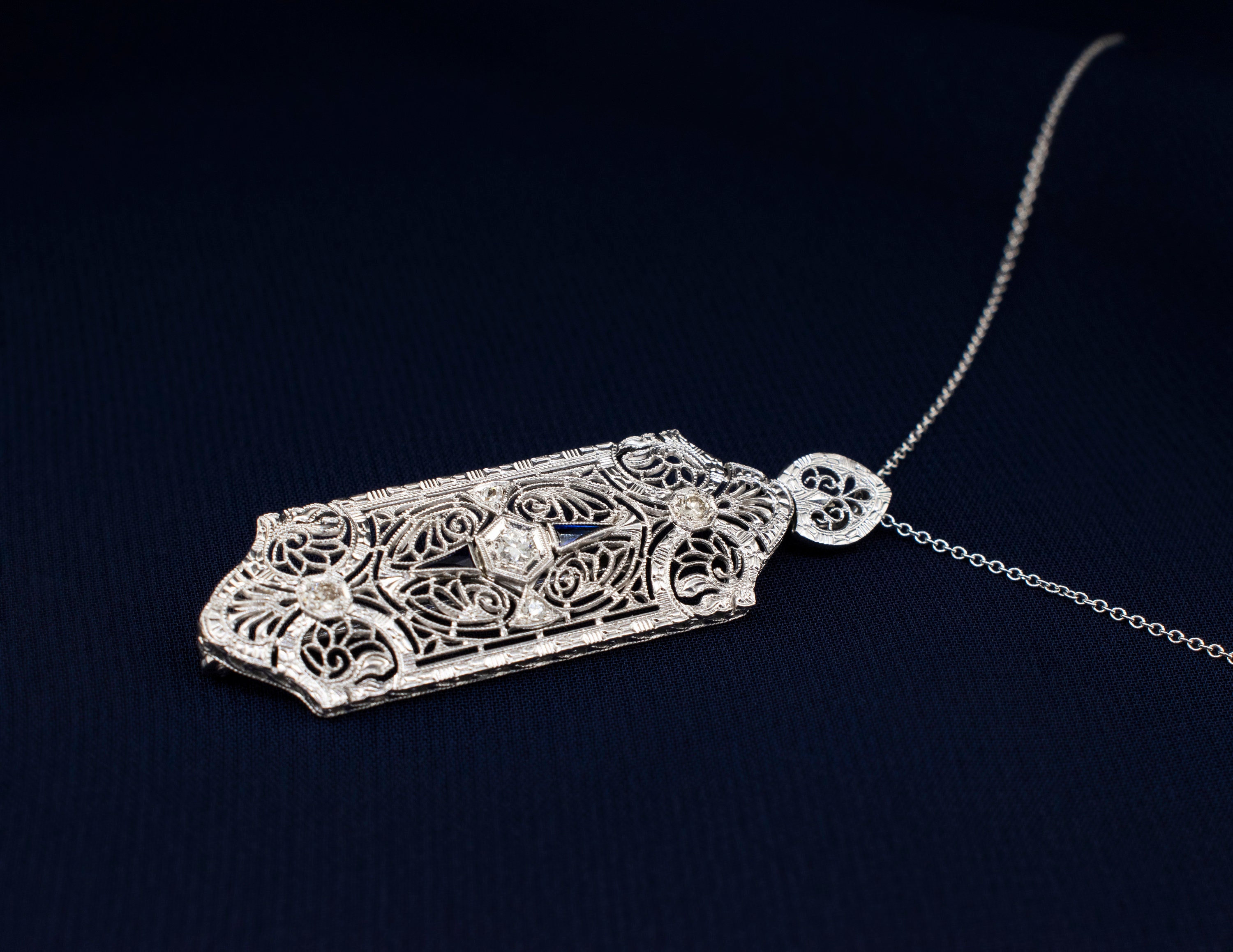 14k Weißgold Art Deco Diamant und Saphir Brosche Anhänger