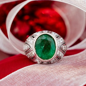 18K White Gold Emerald Ring With Diamond Accents