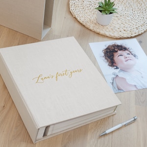 Album fotografico Baby Memory, album fotografico per neonati in lino con pagine adesive, album fotografico autoadesivo per il primo anno di vita del bambino, regalo per baby shower o neomamma