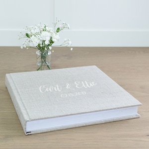 Álbum de fotos de boda de lino con tapa personalizada y montaje empotrado. Las fotos se imprimen directamente en páginas ultra gruesas.