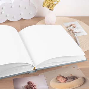Traditioneel boekgebonden babyfotoalbum Aangepaste baby plakboek Gepersonaliseerde herinneringsboek Kraamcadeau handgemaakt in Europa afbeelding 4