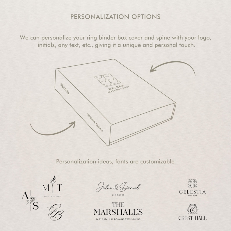 K&ouml;nnte beinhalten: Eine hellfarbene Ringordnerbox mit dem Text "DECORA INTERIOR DESIGN". Das Bild zeigt Personalisierungsoptionen, einschlie&szlig;lich Logos, Initialen und Text. Beispiele f&uuml;r anpassbare Schriftarten und Designs werden unter der Box angezeigt.