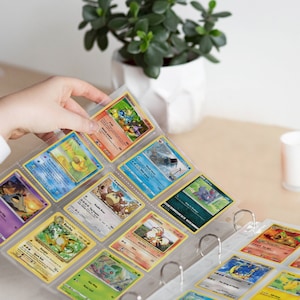 Classeur pour cartes à collectionner, album pour Pokémon et autres cartes de jeu, livre de collection de cartes pouvant contenir jusqu'à 900 cartes | Fabriqué à la main en Europe