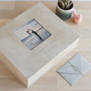 Boîte souvenir de mariage personnalisée en cuir écologique | Boîte mémoire personnalisée pour album photo, livre d'or ou scrapbooking | Grande boîte avec fenêtre photo