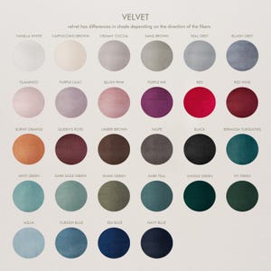 K&ouml;nnte beinhalten: Eine Farbkarte mit Samtstoffen, jeweils in runder Form. Die Karte zeigt eine Vielzahl von Farben, darunter Vanillewei&szlig;, Cappuccinobraun und Rotwein. Der Text "VELVET" steht oben, mit einem Hinweis auf die Farbtonunterschiede.