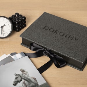 Luxus Fotobox mit 20 gedruckten Fotokarten, Fotografie Display Box + 20 Fotos direkt auf ultradicke Karten gedruckt | Von Arcoalbum