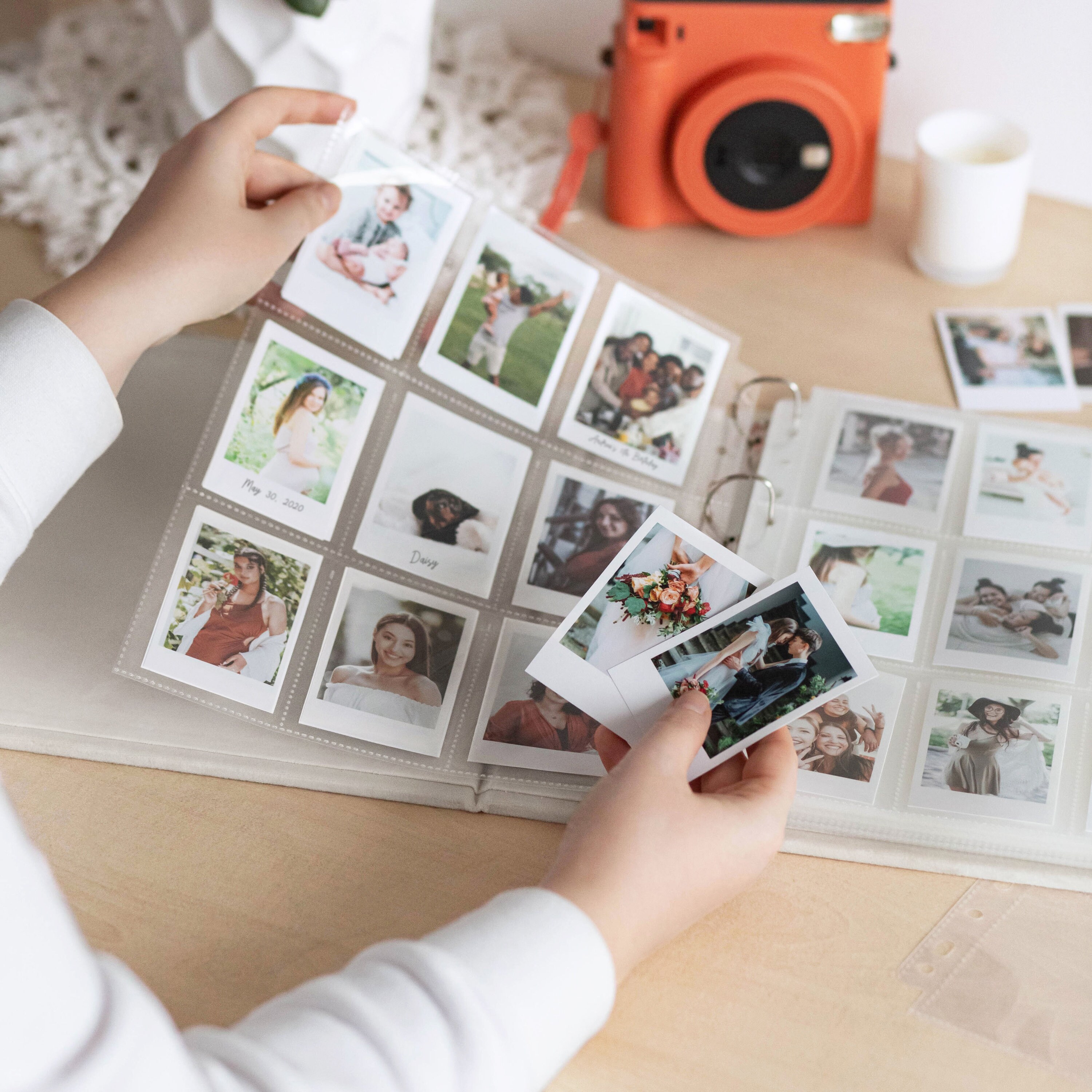  Fujifilm Instax Mini 11 - Álbum de fotos para cámara instantánea  (50 hojas), color rosa rubor + funda personalizada + película Fuji Instax  (50 hojas) : Electrónica