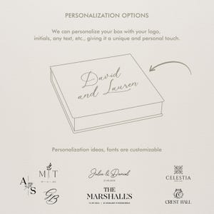K&ouml;nnte beinhalten: Eine hellbeige Box mit den Namen "David and Lauren" in eleganter Schrift. Das Bild zeigt Personalisierungsoptionen, einschlie&szlig;lich Logos, Initialen und Text. Mehrere Schriftbeispiele werden angezeigt.