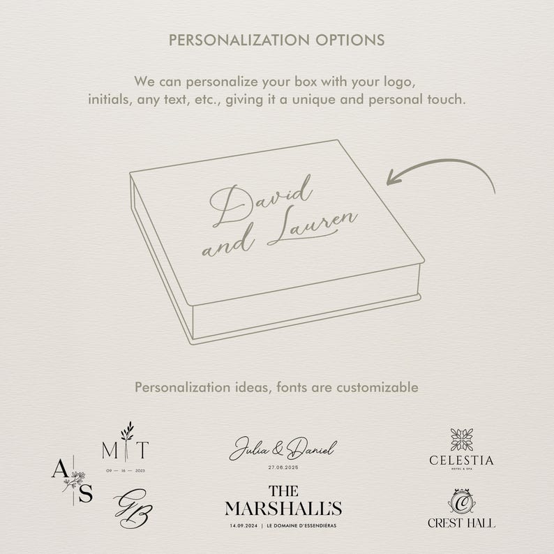 K&ouml;nnte beinhalten: Eine hellbeige Box mit den Namen "David and Lauren" in eleganter Schrift. Das Bild zeigt Personalisierungsoptionen, einschlie&szlig;lich Logos, Initialen und Text. Mehrere Schriftbeispiele werden angezeigt.