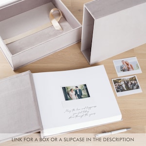 Puede incluir: Un &aacute;lbum de fotos gris claro con un libro abierto, dos fotos peque&ntilde;as y un bol&iacute;grafo. El &aacute;lbum tiene una cubierta de terciopelo gris claro y el texto "May the love and happiness you feel today shine through the years". Tambi&eacute;n se ve una caja a juego.