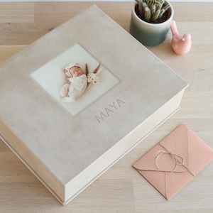Personalisierte Baby Erinnerungsbox | Große Erinnerungsbox mit Fensterfoto | Baby Zeitkapsel Box | Erinnerungsbox Taufe | Handgefertigt in Europa