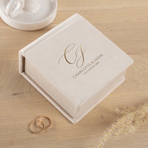 Personalisierte Hochzeit Ringbox mit Schlitzkissen | Ringbox für die Hochzeitszeremonie | Bezug aus italienischem Samt oder Wildleder | Handgefertigt in Europa
