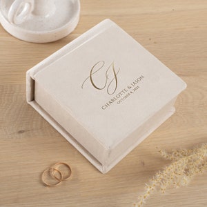 スロットクッション付きパーソナライズ結婚指輪ボックス | 結婚式用リングボックス | イタリア製ベルベットまたはスエードカバー | ヨーロッパ製ハンドメイド