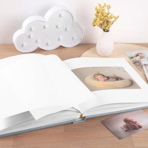 Traditioneel boekgebonden babyfotoalbum Aangepaste baby plakboek Gepersonaliseerde herinneringsboek Kraamcadeau handgemaakt in Europa afbeelding 5