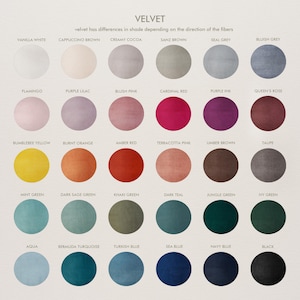 K&ouml;nnte beinhalten: Eine Farbkarte mit Samtstoffmustern in verschiedenen Farbt&ouml;nen. Die Karte zeigt Farben wie Vanilla White, Amber Red und Jungle Green. Der Text "VELVET" steht oben, mit einem Hinweis auf die Schattierung des Stoffes.