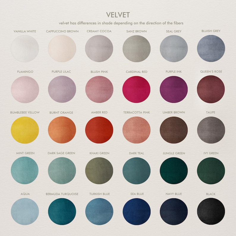 K&ouml;nnte beinhalten: Eine Farbkarte mit Samtstoffmustern in verschiedenen Farbt&ouml;nen. Die Karte zeigt Farben wie Vanilla White, Amber Red und Jungle Green. Der Text "VELVET" steht oben, mit einem Hinweis auf die Schattierung des Stoffes.
