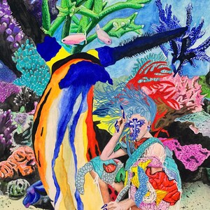 Könnte beinhalten: Aquarellmalerei einer lebendigen Unterwasserszene. Eine Figur mit blauen Haaren und einem farbenfrohen Outfit ist von Korallen und Fischen umgeben. Das Kunstwerk zeigt eine Mischung aus leuchtenden Farben und komplizierten Details.