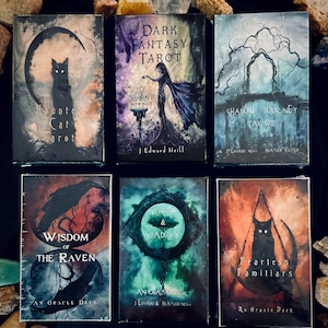 Méga lot de SIX Decks - Trois tarots et trois jeux Oracle - Voir la description pour plus de détails - oeuvres d'art sombres, surréalistes, corbeau et félin
