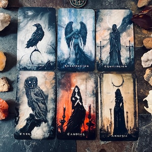 Deck Oracle d'un autre monde - Deck Oracle de 72 cartes avec illustrations de sorcières, sombres, surréalistes et animaux, lunes et personnages sombres