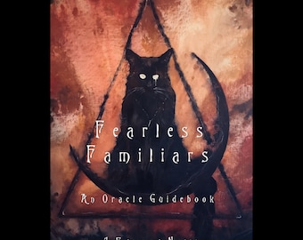 Pode incluir: Um gato preto com olhos brancos senta-se dentro de uma lua crescente e um triângulo, sobre um fundo de aquarela laranja, vermelho e marrom. O texto "Fearless Familiars An Oracle Guidebook J Edward Neill" está impresso abaixo do gato.