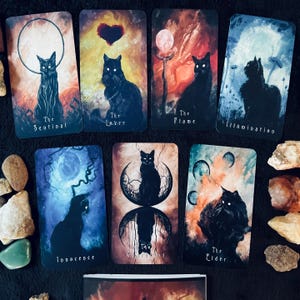 Deck Oracle intrépides familiers - Deck Oracle intuitif de 52 cartes avec illustration originale de chat noir surréaliste par J Edward Neill