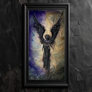 Puede incluir: Una pintura en blanco y negro de un ángel con grandes alas sobre un fondo colorido. El ángel está representado con un vestido fluido y una corona de espinas.