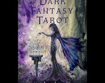 Könnte beinhalten: Ein Cover für ein Dark Fantasy Tarot Deck mit einer Fee mit violetten Flügeln, die violette Flüssigkeit in eine Reihe von Gläsern auf einem schwarzen Sockel gießt. Der Hintergrund ist ein Aquarell in Violett, Grau und Weiß. Der Text "DARK FANTASY TAROT" ist in goldenen Buchstaben oben auf dem Bild geschrieben. Der Name des Künstlers, "J Edward Neill", ist in weißen Buchstaben unten auf dem Bild geschrieben.