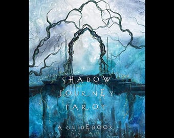 Pode incluir: Um guia para o baralho de Tarot Shadow Journey. A capa apresenta uma pintura em aquarela de uma floresta azul e verde com uma grande árvore retorcida formando um arco. O texto "SHADOW JOURNEY TAROT" está escrito em letras brancas sobre um fundo azul. O texto "A GUIDEBOOK" está escrito em letras brancas sobre um fundo azul. O texto "EDWARD NEILL & HEATHER REITER" está escrito em letras brancas sobre um fundo azul.