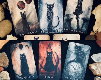 Puede incluir: Baraja de tarot con gatos negros e imágenes oscuras. Las cartas incluyen El Hechicero, Equilibrio, El Intocable, Cuatro de Copas, Juicio y Cuatro de Lunas.
