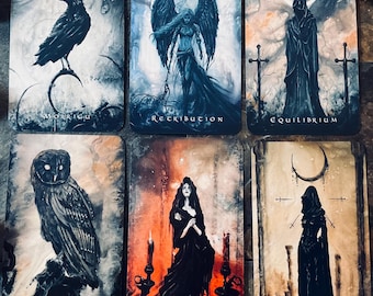 Könnte beinhalten: Sechs Tarotkarten mit dunklen, gotischen Illustrationen. Die Karten zeigen Bilder eines Raben, eines Engels, einer vermummten Gestalt, einer Eule, einer Frau mit Kerzen und einer vermummten Gestalt. Jede Karte hat einen Titel, darunter "Morrigu" und "Retribution."