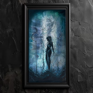 Puede incluir: Una pintura enmarcada de una mujer de pie en un paisaje azul oscuro y verde. La mujer está silueteada contra un fondo de colores arremolinados y tres lunas crecientes.