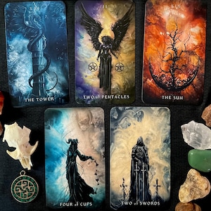 Tarot Dark Fantasy - Jeu de 78 cartes comprenant des oeuvres d'art originales de personnages sombres, d'un autre monde et gothiques par J Edward Neill