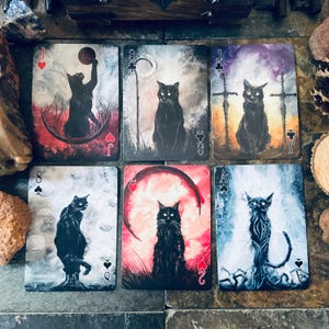 Deck de cartes à jouer Les familiers effrayants - Deck de 52 cartes classique avec des chats noirs surréalistes