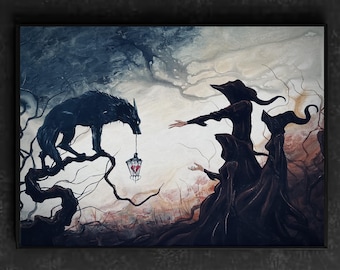 Puede incluir: Una obra de arte enmarcada representa una escena de fantasía oscura. Un lobo silueteado se posa en la rama de un árbol, sosteniendo una linterna con un brillo en forma de corazón. Figuras con capas con capucha se acercan al lobo. La paleta de colores es oscura con tonos apagados.
