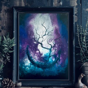 En el principio - Impresión artística brillante - Arte mural de color morado oscuro y azul - Árbol sin hojas que cobra vida a partir de la luna creciente surrealista