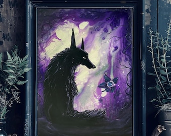 Puede incluir: Impresión artística enmarcada que presenta la silueta de un lobo negro en un entorno de bosque místico. La obra de arte muestra una vibrante paleta de colores púrpura, blanco y negro, con una flor estilizada. El marco es azul oscuro.