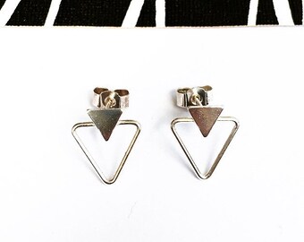 Boucles d’oreilles géométriques minimalistes de goujon de triangle d’argent