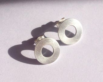 Orecchini circolari minimalisti in argento grosso