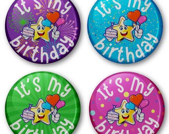 Könnte beinhalten: Vier bunte Geburtstags-Ansteckbuttons. Jeder Button zeigt einen lächelnden gelben Stern, der Luftballons und einen Kuchen hält, mit dem Text "It's my birthday" in Weiß. Die Hintergründe sind lila, blau, grün und rosa.