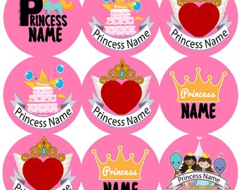 Può includere: Nove adesivi rotondi rosa con diversi design a tema principessa. Ogni adesivo presenta una corona, un cuore, un unicorno, una torta o personaggi di principesse. Il testo "Princess Name" appare su ogni adesivo.