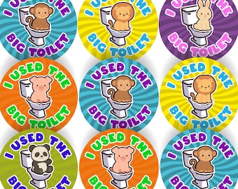 Könnte beinhalten: Neun bunte runde Aufkleber mit dem Text "I used the big toilet". Jeder Aufkleber zeigt ein anderes Cartoon-Tier auf einer Toilette, darunter ein Affe, ein Löwe, ein Hase, ein Schwein und ein Panda.