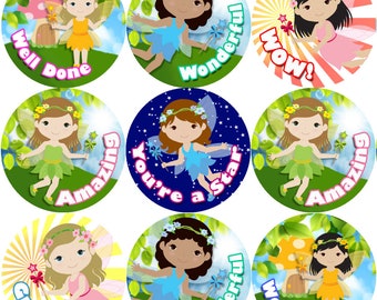 Può includere: Set di nove adesivi rotondi colorati con fate con ali e bacchette magiche. Ogni adesivo ha un messaggio di incoraggiamento diverso, come "Ben fatto", "Fantastico", "Sei una stella" e "Meraviglioso".