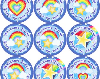 Könnte beinhalten: Neun blaue und weiße runde Aufkleber mit einem Regenbogen, Wolken und einem Stern oder Herzen. Die Aufkleber sagen "Welcome back! Great to see you".