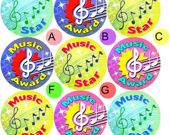 Può includere: Nove adesivi rotondi colorati con le parole "Music Star" e "Music Award", una chiave di violino e note musicali. Gli adesivi sono di vari colori, tra cui blu, verde, giallo, rosa e rosso.