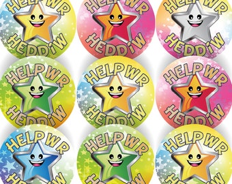 Könnte beinhalten: Neun bunte runde Aufkleber mit einem Stern und den Worten "HELPWR HEDDIW" in einem kreisförmigen Design. Die Sterne haben lächelnde Gesichter.