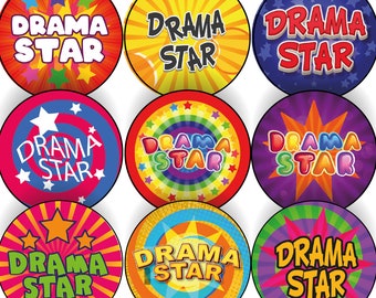 Può includere: Nove adesivi rotondi colorati con il testo "Drama Star" in diversi caratteri e colori. Ogni adesivo presenta un design a stella.