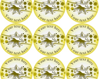 Può includere: Nove adesivi circolari con sfondo giallo e design a stella centrale. Ogni adesivo presenta una grande stella al centro, circondata da stelle più piccole e il testo "Your text here" in un motivo circolare.