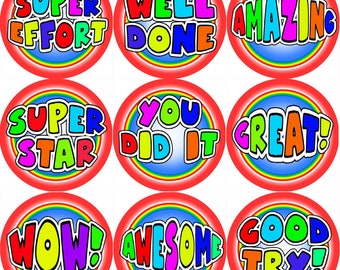 Può includere: Nove adesivi rotondi colorati con frasi di incoraggiamento come "Super Sforzo", "Ben fatto", "Incredibile", "Super Star", "Ce l'hai fatta", "Fantastico", "Wow", "Fantastico" e "Buon tentativo".