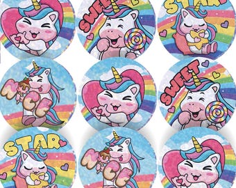 Può includere: Nove adesivi rotondi con un design di unicorno dei cartoni animati. Gli unicorni hanno cuori rosa, arcobaleni e le parole "Sweet" e "Star". Gli unicorni hanno criniere e corna blu e rosa.