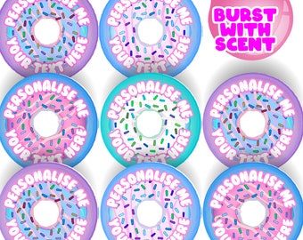 Può includere: Nove adesivi rotondi a forma di ciambella con il testo "PERSONALIZZA ME IL TUO TESTO QUI" in uno schema di colori rosa, blu e bianco. Gli adesivi hanno un design di glassa di ciambella con codette. Il testo "SCATTA CON PROFUMO" è in una nuvola di dialogo rosa.